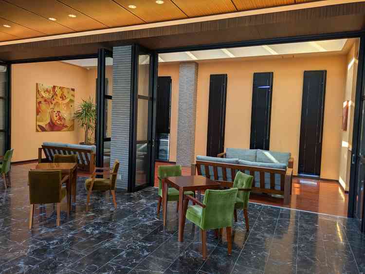 ラウンジ。参列者が少ない時はこちらを披露宴会場として使うこともできるそう。バーもあって雰囲気良かった