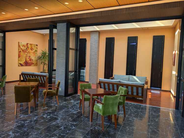 ラウンジ。参列者が少ない時はこちらを披露宴会場として使うこともできるそう。バーもあって雰囲気良かった