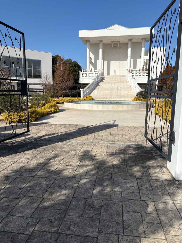 チャペル外観。正面階段でフラワーシャワーや記念撮影が出来るようでした。