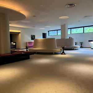 2階のウェルカムボードが飾れるエリア。小さな窓からは緑も見える。横にはそれぞれの親族控室。