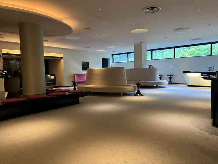 2階のウェルカムボードが飾れるエリア。小さな窓からは緑も見える。横にはそれぞれの親族控室。