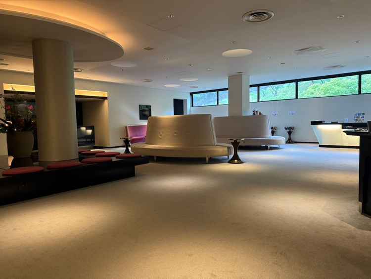 2階のウェルカムボードが飾れるエリア。小さな窓からは緑も見える。横にはそれぞれの親族控室。