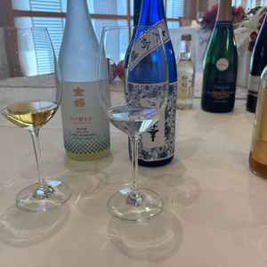 お料理に合わせて出していただいた日本酒。贈呈品に使用させていただきたいくらい美味しかったです。