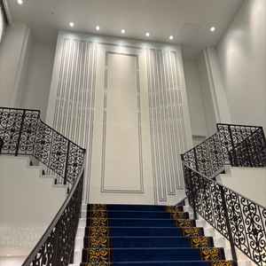 フラワーシャワーの階段