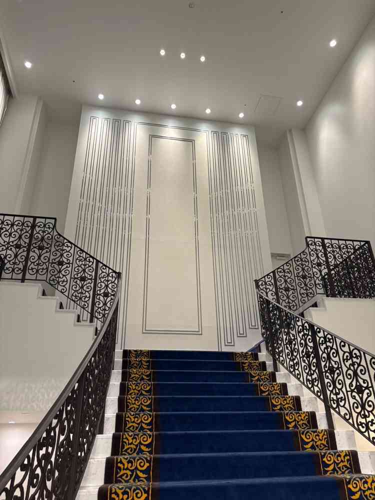 フラワーシャワーの階段