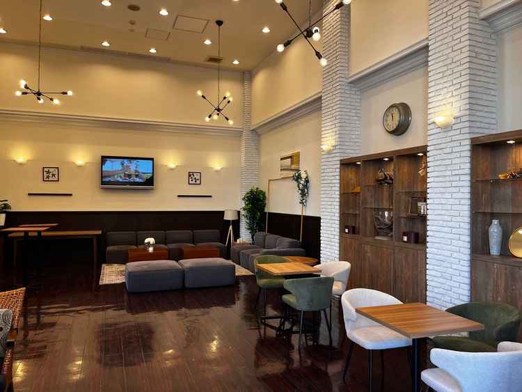 ゲストの待合室の入り口から見た写真。広くて天井が高く、開放感があった。