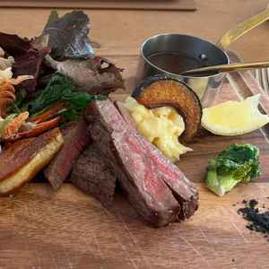 黒毛和牛のお肉が美味しく和風ソースと炭塩をつけて食べれるとゆう本格的な料理でした