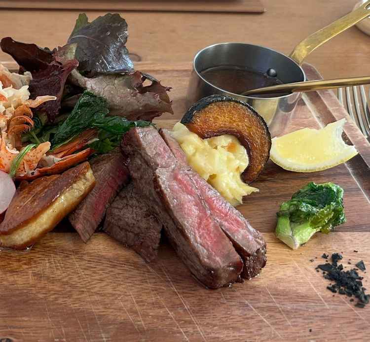 黒毛和牛のお肉が美味しく和風ソースと炭塩をつけて食べれるとゆう本格的な料理でした