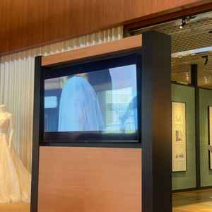 結婚式場に関する動画が常時流れていた。