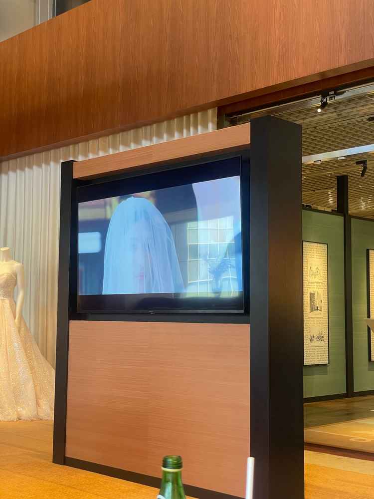 結婚式場に関する動画が常時流れていた。