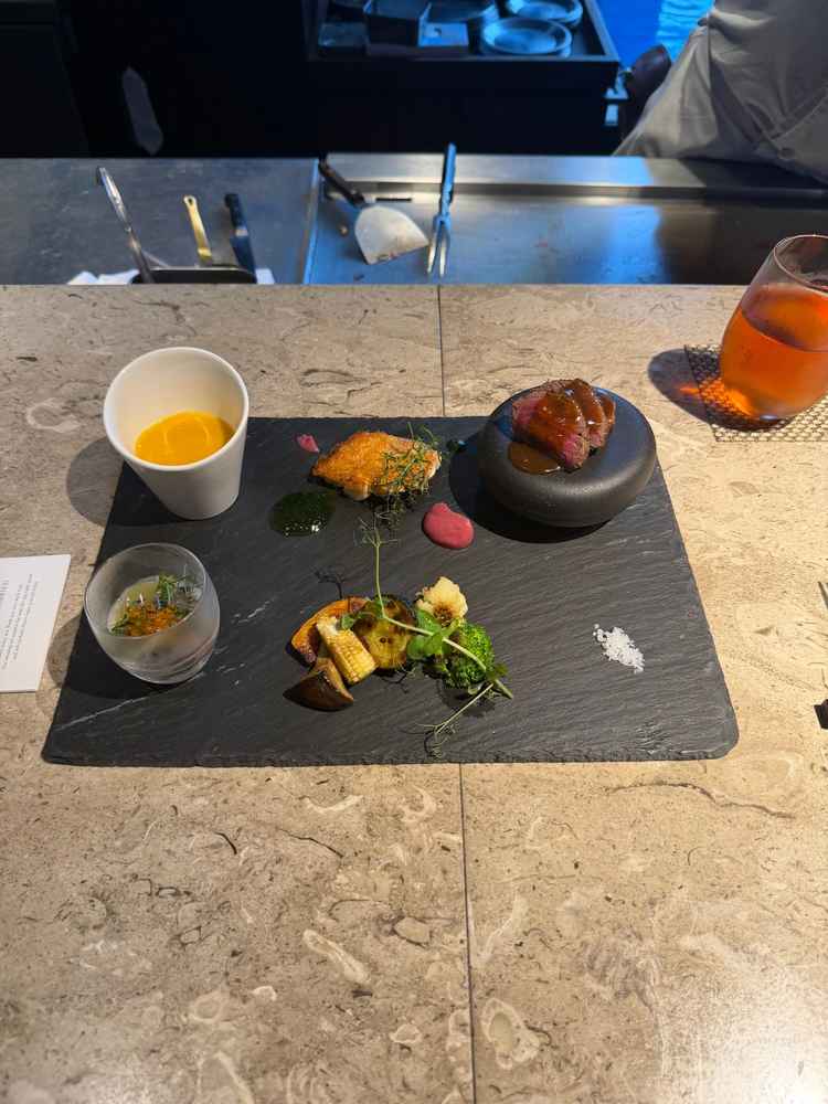 お料理がほんとにほんとに美味しくて、得に金目鯛が格別でした！また、目の前の鉄板で焼く演出付きです。