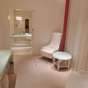 挙式前に新郎新婦の身支度を最終確認できるお部屋あり。個室が用意されているところは珍しいと思う。