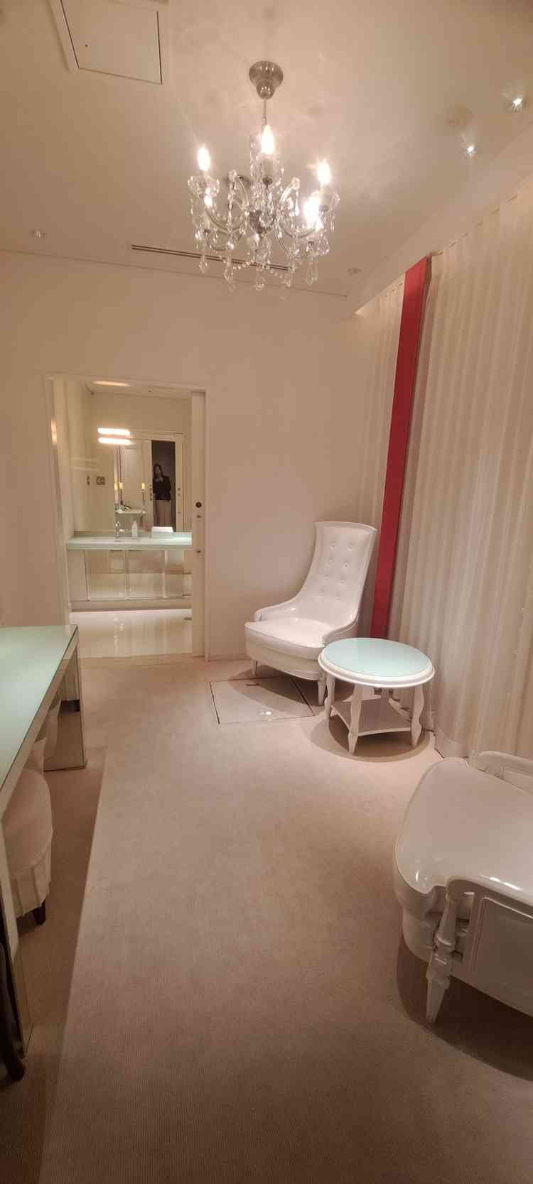 挙式前に新郎新婦の身支度を最終確認できるお部屋あり。個室が用意されているところは珍しいと思う。