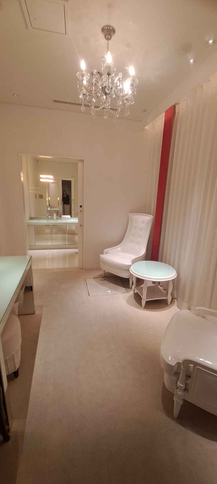 挙式前に新郎新婦の身支度を最終確認できるお部屋あり。個室が用意されているところは珍しいと思う。