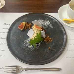 試食会の季節のデザート。カシスのムースの上にモンブランが乗っていてとてもおいしかった。