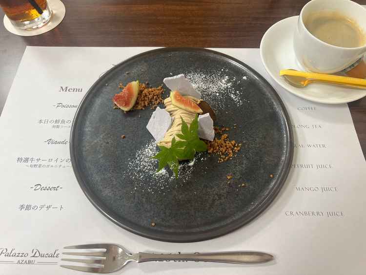 試食会の季節のデザート。カシスのムースの上にモンブランが乗っていてとてもおいしかった。