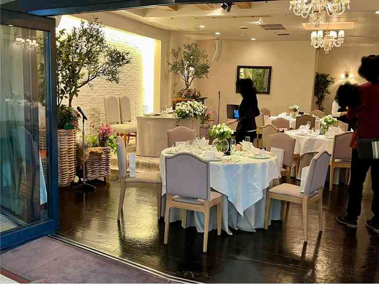 4つある披露宴会場のうちの1つ。広いウェルカムスペースがあり、庭付き。