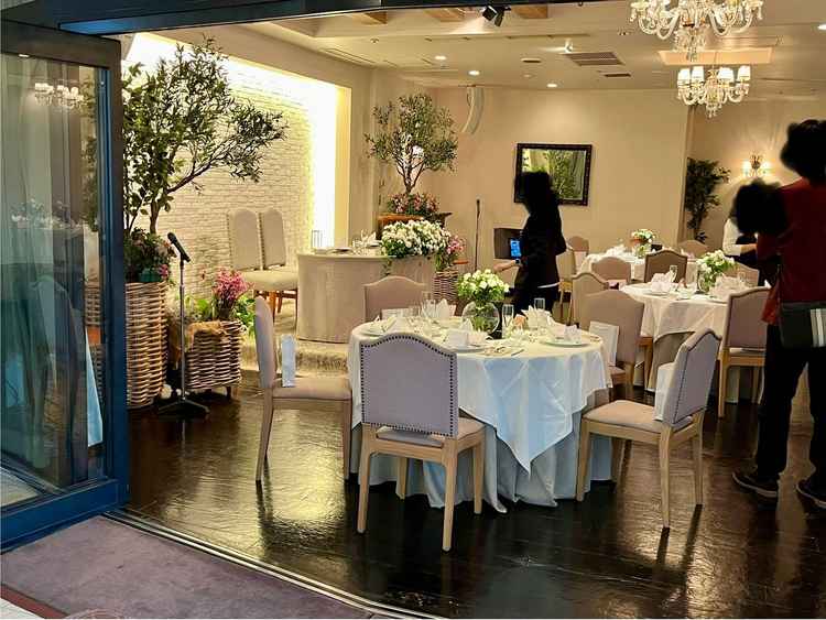 4つある披露宴会場のうちの1つ。広いウェルカムスペースがあり、庭付き。