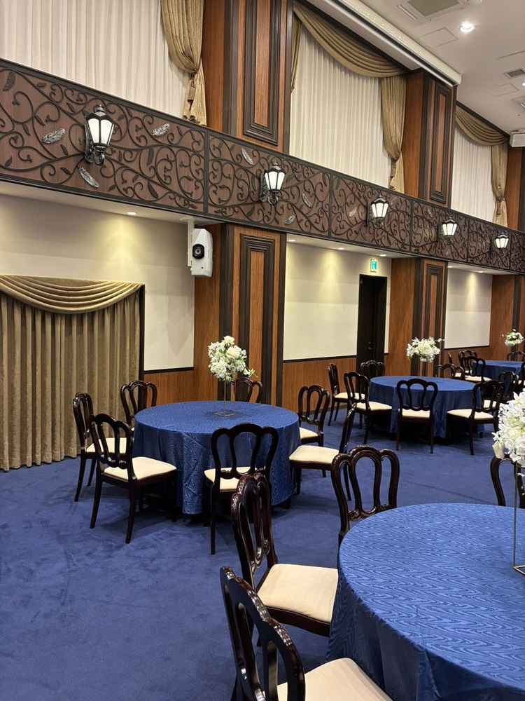 青を貴重とした披露宴会場。テーブルクロスにもよって印象は変わりますが落ち着いた雰囲気でした。