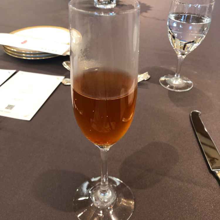 お祝いの金箔舞う明治記念館特製コンソメ