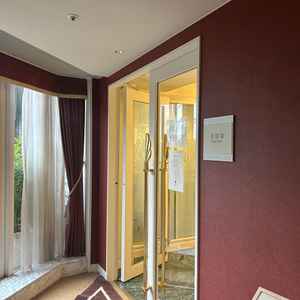 メイクアップルーム等入り口。新郎新婦専用エレベーターがあり、招待客と式前に鉢合わせするのを防止。