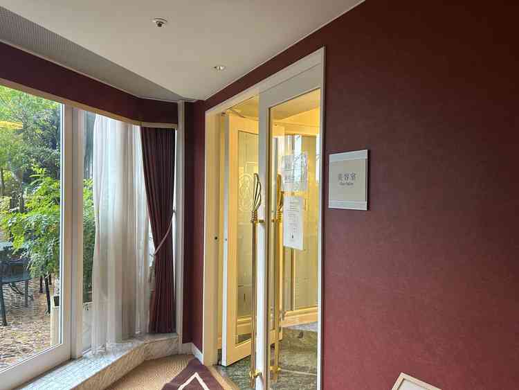 メイクアップルーム等入り口。新郎新婦専用エレベーターがあり、招待客と式前に鉢合わせするのを防止。