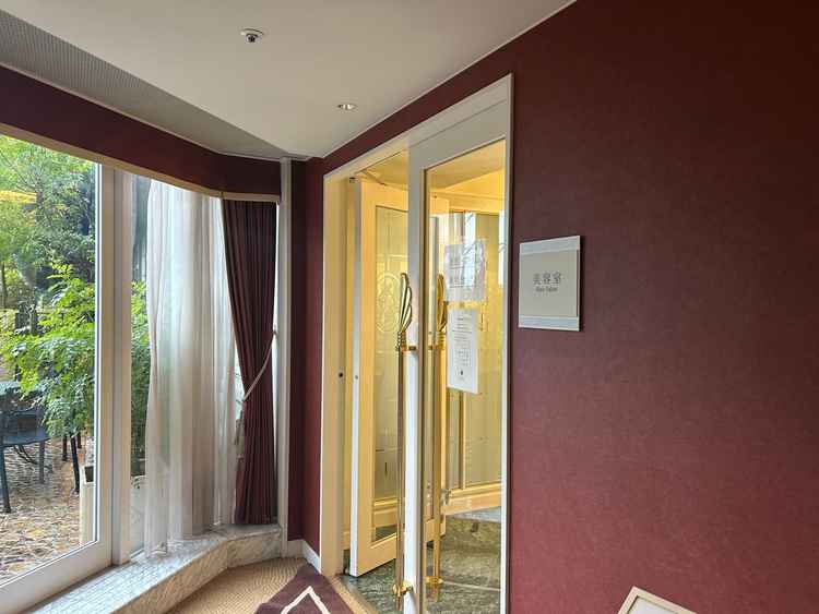 メイクアップルーム等入り口。新郎新婦専用エレベーターがあり、招待客と式前に鉢合わせするのを防止。