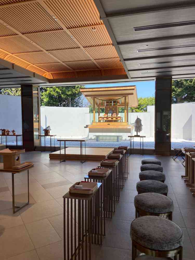 記念館で挙式を挙げることもでき、自然光が入ってとても明るく珍しいなと感じた。