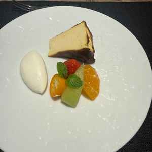 デザートのバスクチーズケーキかなり美味しかった。生クリーム、フルーツともにケーキに合っており上品