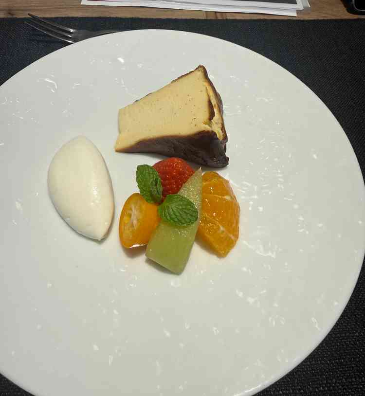 デザートのバスクチーズケーキかなり美味しかった。生クリーム、フルーツともにケーキに合っており上品