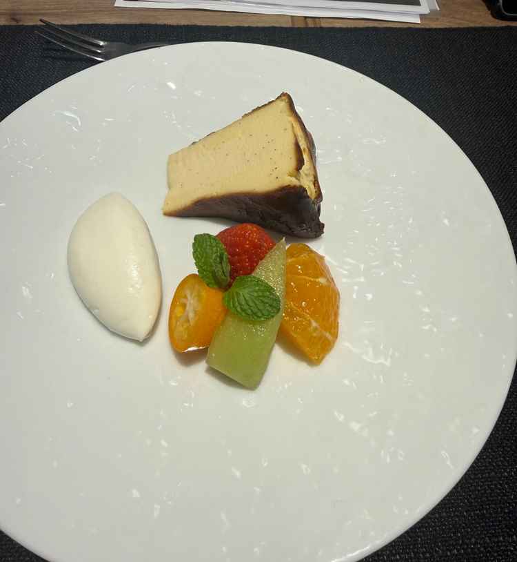 デザートのバスクチーズケーキかなり美味しかった。生クリーム、フルーツともにケーキに合っており上品