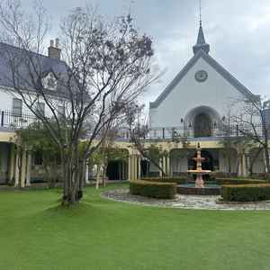 開放的な中庭。自然豊かで、ここからみるチャペルは美しかったです。