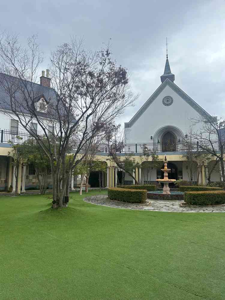 開放的な中庭。自然豊かで、ここからみるチャペルは美しかったです。