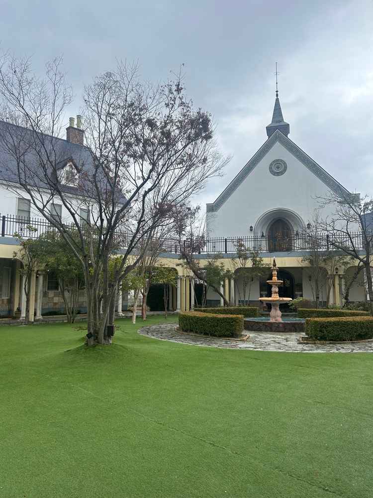 開放的な中庭。自然豊かで、ここからみるチャペルは美しかったです。