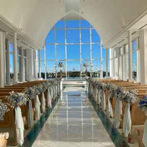 白基調でシンプルなデザインのチャペルは、青空が映えて綺麗でした。右手奥に海も見えます。