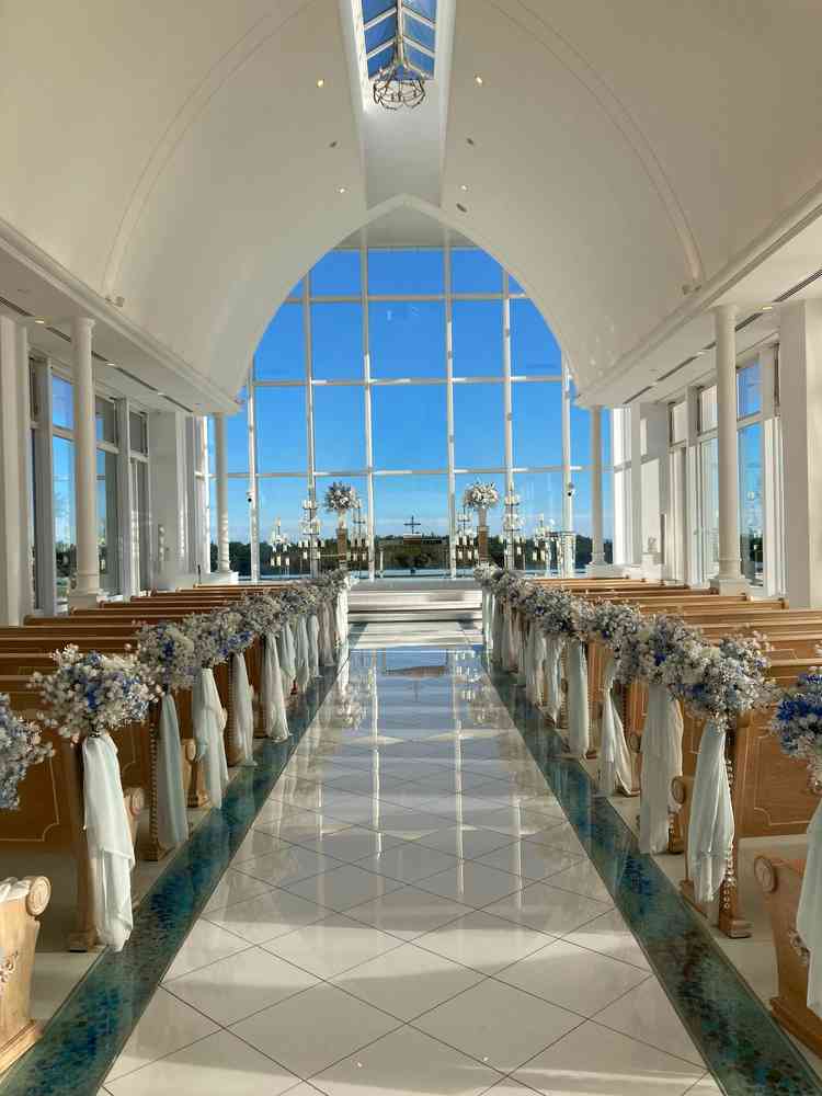 白基調でシンプルなデザインのチャペルは、青空が映えて綺麗でした。右手奥に海も見えます。