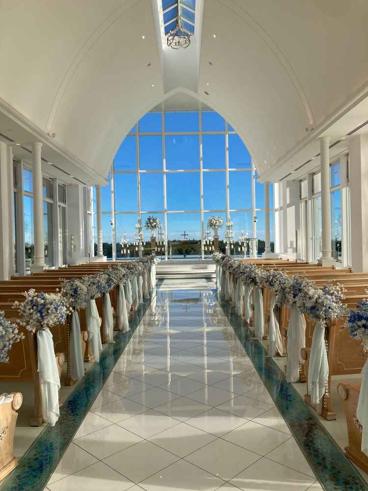 白基調でシンプルなデザインのチャペルは、青空が映えて綺麗でした。右手奥に海も見えます。