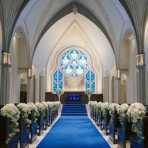 青のヴァージンロードが印象的で綺麗でした。