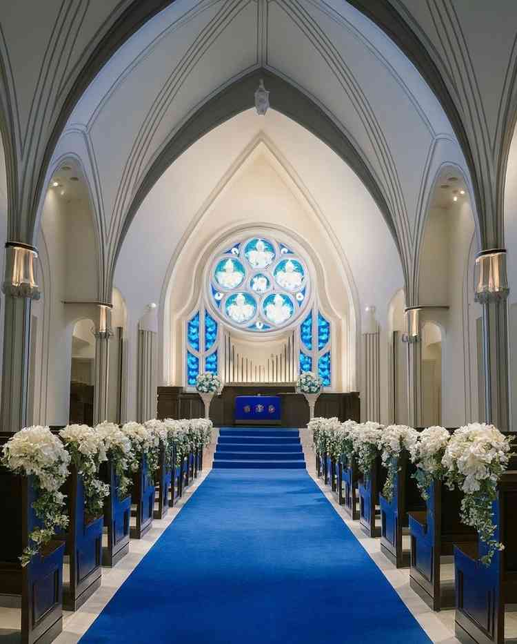 青のヴァージンロードが印象的で綺麗でした。