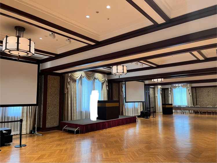 2階鳳凰　落ち着いた内装。照明や壁紙は昔のデザインをそのまま再現していて雰囲気がある。大人向き。