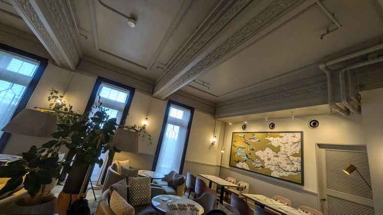 壁に貼ってある和のデザインが素敵です。