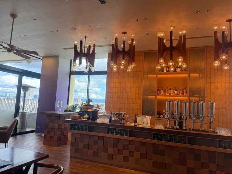 広いゲスト用のロビースペース。飲み物の種類も多く、式前からお酒が飲めるのでお酒が好きな人も楽しめる。