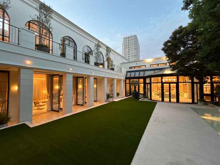 周囲の建物が見えづらい構造になっているガーデンスペース