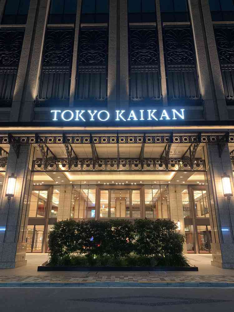 外観。道の対岸から見ると文字も見えて壮観。車通りも少なそう