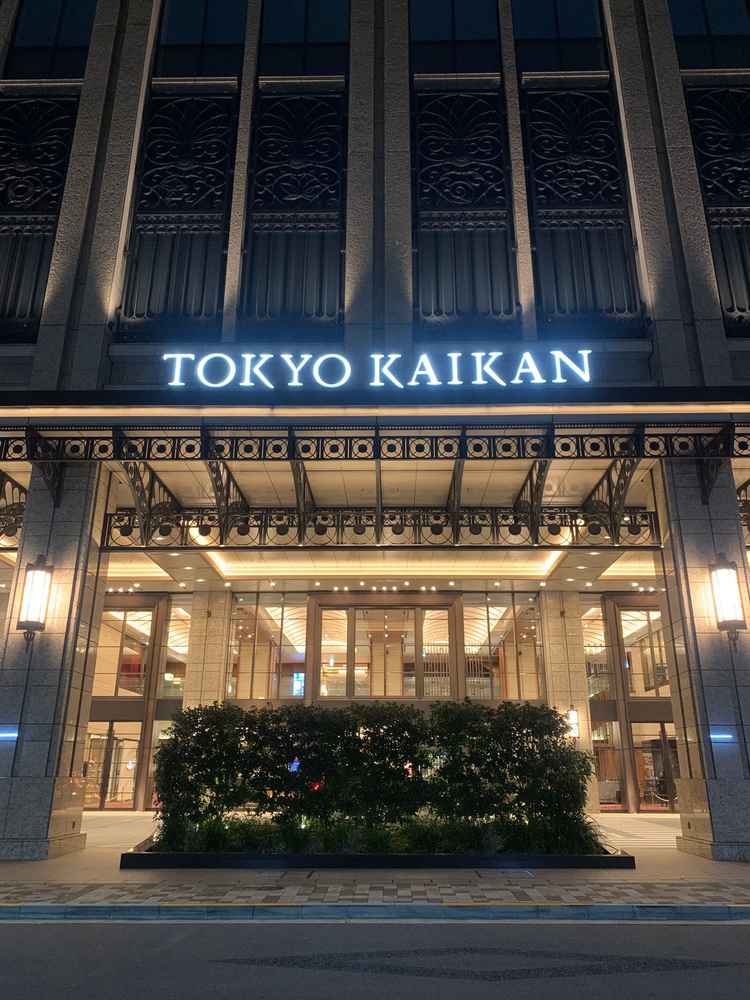 外観。道の対岸から見ると文字も見えて壮観。車通りも少なそう