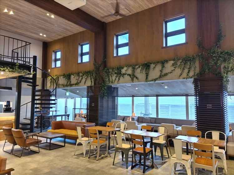 待合室。とても広くて開放的だった。