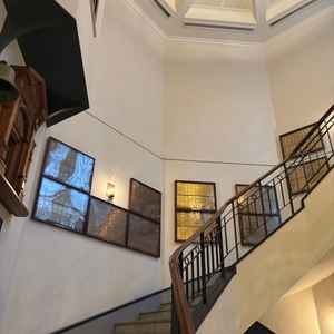 入口入ってすぐに螺旋階段あり、写真映えする