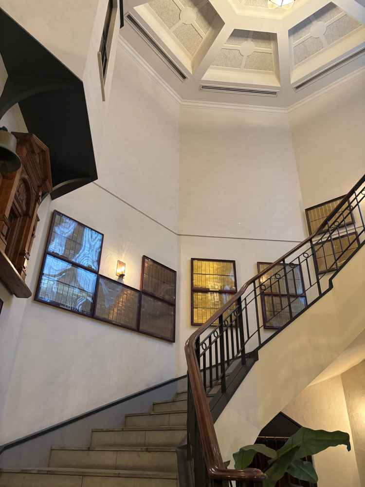 入口入ってすぐに螺旋階段あり、写真映えする