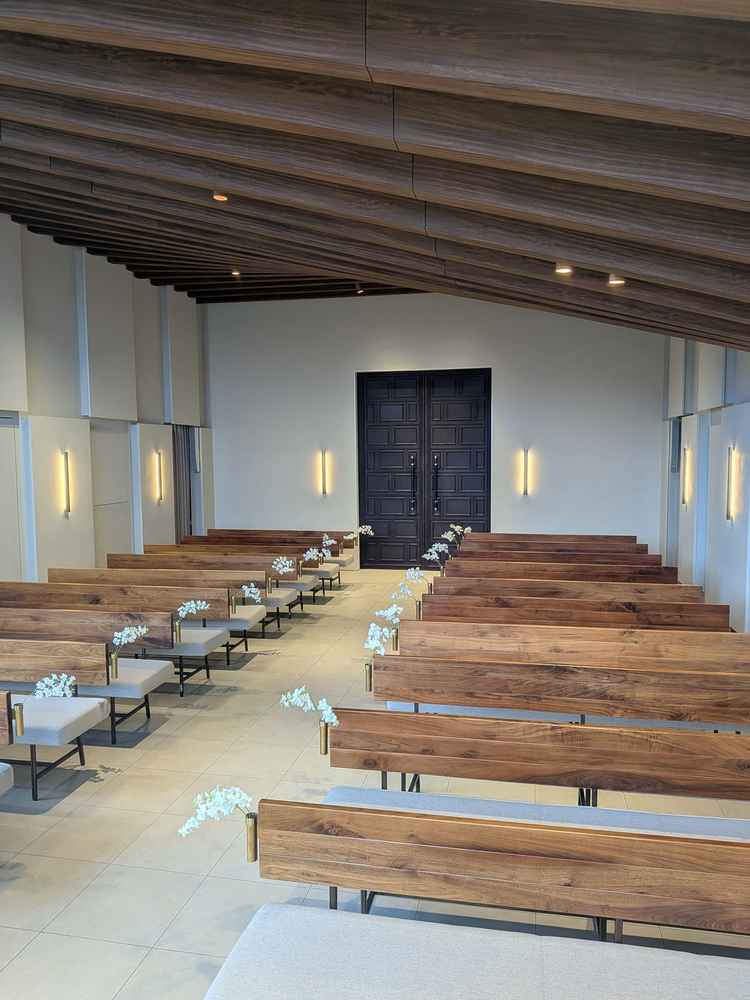 チャペルのゲスト席の写真。木目調で落ち着いた雰囲気であった。