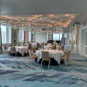 明るい雰囲気の披露宴会場。